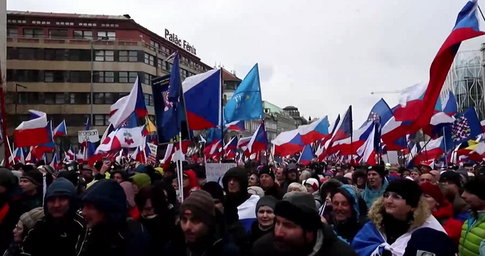 Стопкадър Нова ТвНедоволни от правителството в Чехия излязоха на протест.Хиляди