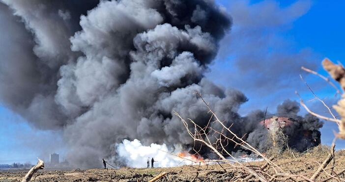 Снимки: Голям пожар бушува край Плевен. Огънят е унищожил резервоари