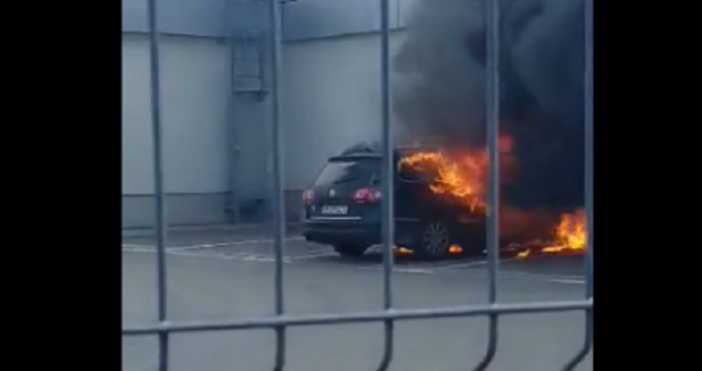 Огнен ад на паркинга на Лидл в Казанлък.Кола е избухнала