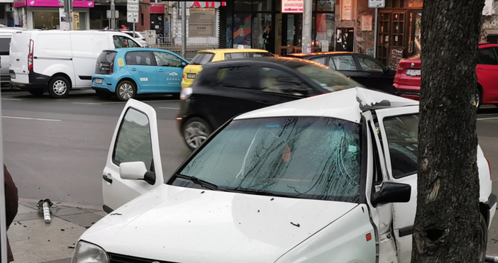 Снимки Произшестиве на пътя в столицата Водач самокатастрофира до входа на
