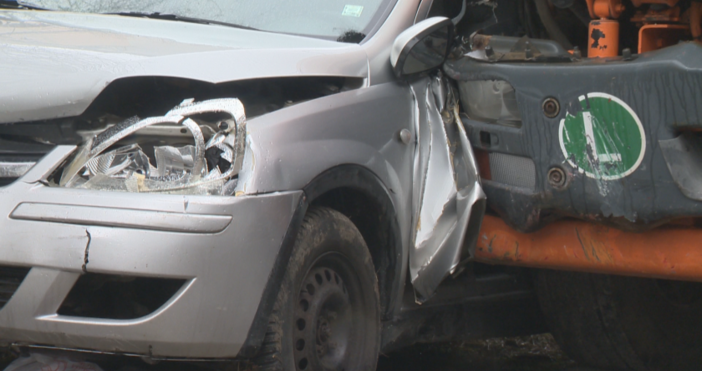 Тежък инцидент на пътя в София.Шофьор на камион за боклук помете