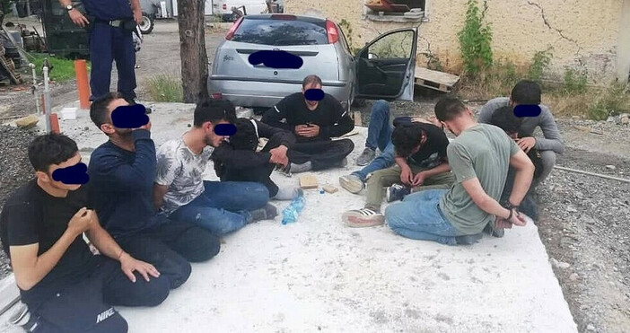 Полицаи заловиха бус с 25 афганистанци край Симеоновград По случая