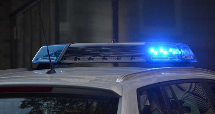 Неприятен инцидент в голям германски град Мъж връхлетя с кола под