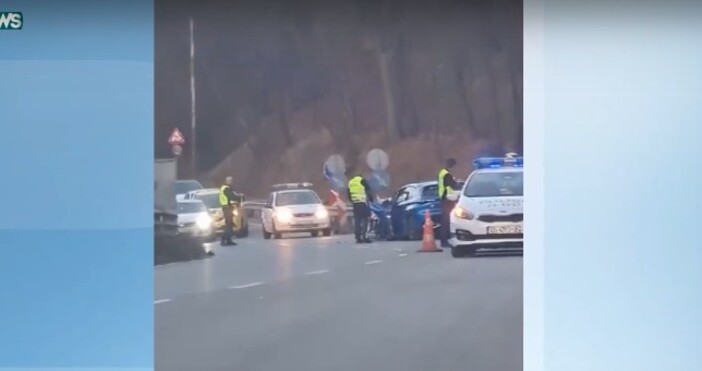 Тежка катастрофа между два леки автомобила в района на Владая  има ранени  Движението