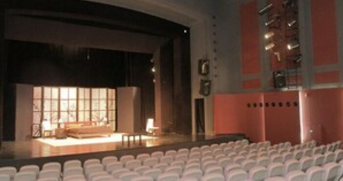 Театралното изкуство възниква в Древна Елада. В началото са започнали