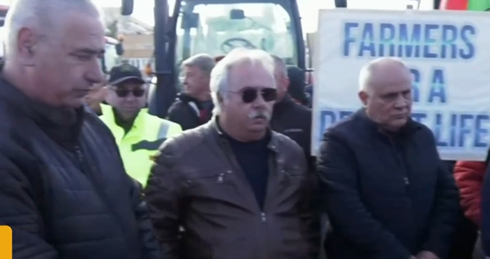 Зърнопроизводители стачкууват, като блокират пътя на вносното зърно с трактори на
