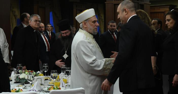 Снимки: Президентът е домакин на вечеря ифтар по случай свещения