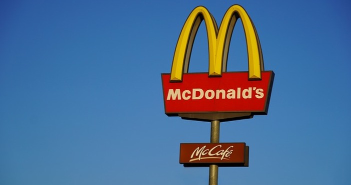 Американската верига за бързо хранене Макдоналдс“ (McDonald’s) временно затваря офисите