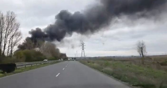 Облаци дим се носят от бургаската корабостроителница съобщава Флагман Пожар е