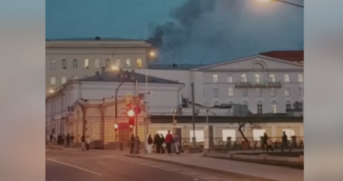 В Москва гори сградата на Министерството на отбраната, съобщават местните
