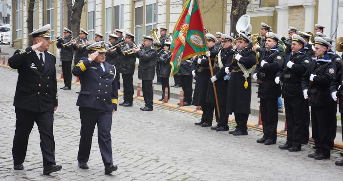 Снимки С военен ритуал посрещнаха командира на Военноморските сили на Република