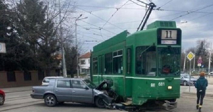 Тежък инцидент на пътя в столицата Поредна катастрофа е станала между трамвай и лек автомобил в София Това