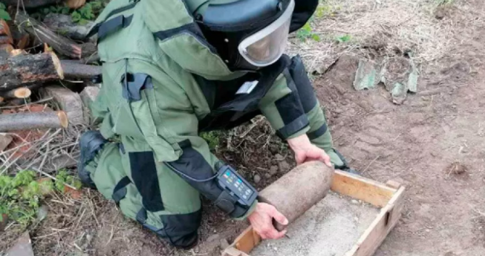 снимки Министерство на отбранатаНевзривен снаряд е бил намерен в частен