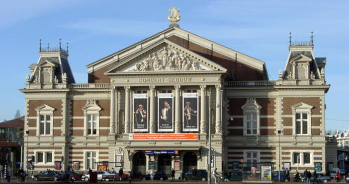 Концертната зала Концертгебау в Амстердам, Холандия, отваря врати. Смята се,