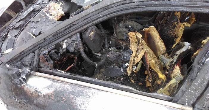 Тази сутрин във Варна са изгорели четири автомобила като става