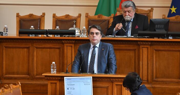 Асен Василев от ПП-ДБ говори пред медиите след разпускането на