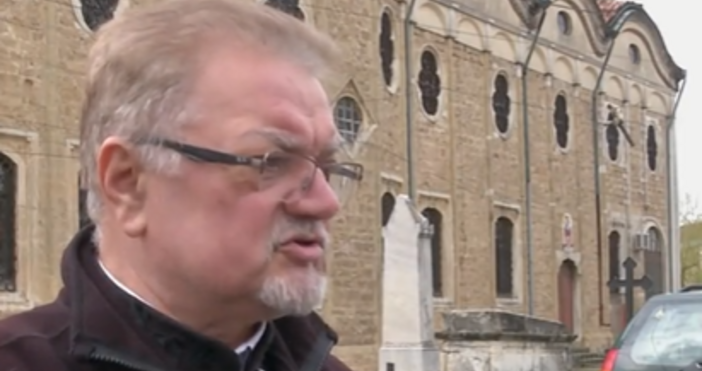 Свещеник от Свищов съди собственици на съседен на църквата имот за