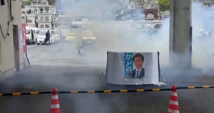 Хвърлиха бомбичка към японския премиер Фумио Кишида Той беше евакуиран