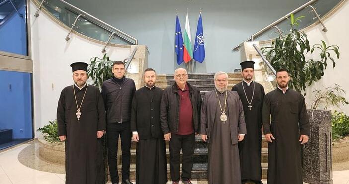 Българската делегация определена да донесе Благодатния огън от Божи гроб  пристигна в Йерусалим Тя