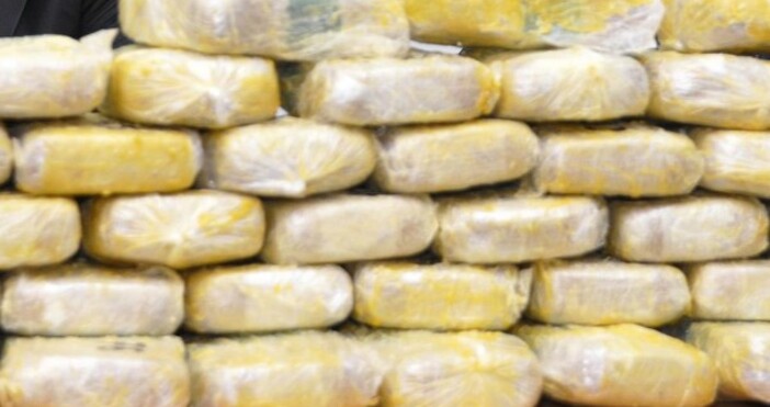 Митнически служители откриха два пакета с общо 1002 грама хероин