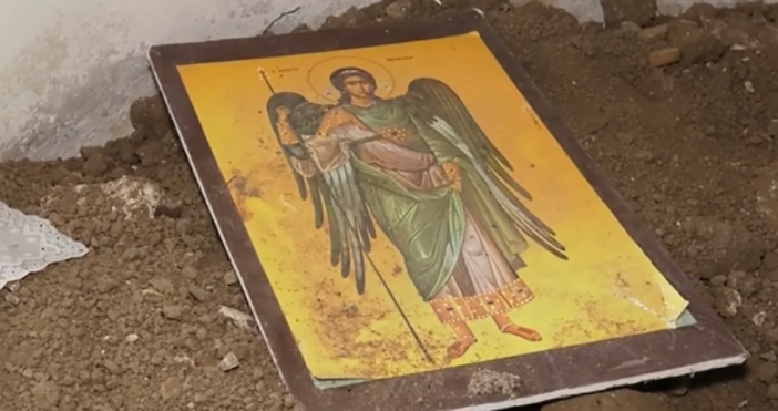 Иманяри изкопаха дупка в 150 годишна църква за да търсят съкровище