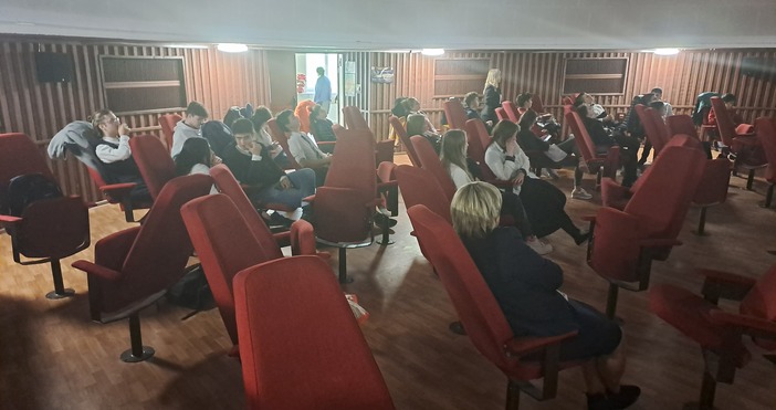 Над сто ученици от две варненски гимназии се включиха в