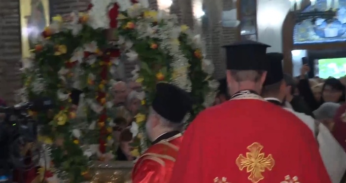 Частица от мощите на Свети Георги пристигна в София Десетки граждани