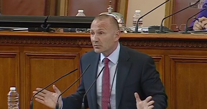 Енергийният министър Росен Христов заяви в парламента, че не разбира