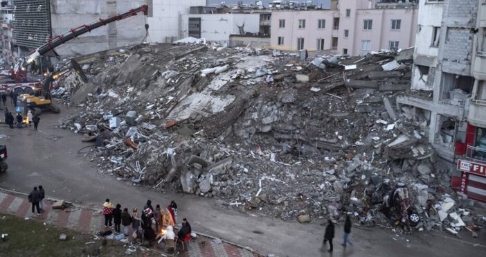 Повредена от земетресението сграда се срути в Малатия Тя е
