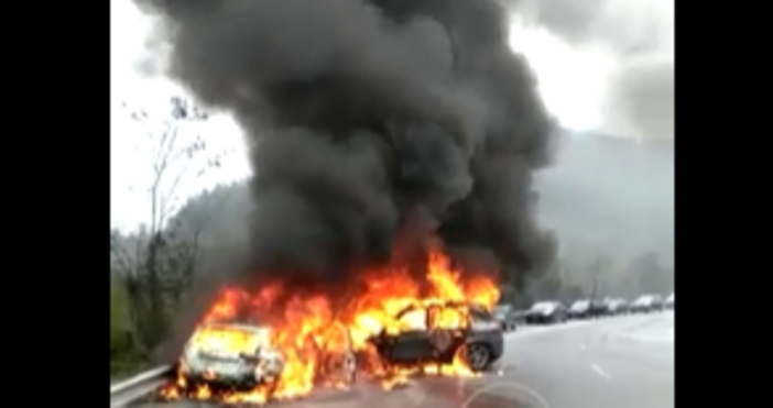 Два автомобила избухнаха в пламъци на Профода на Републиката Инцидентът