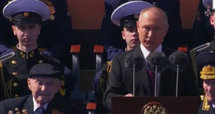 Руският президент Владимир Путин е на трибуната сред ветерани от