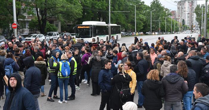 Снимки Десетки са протестиращите, блокирали булевард Сливница в памет на