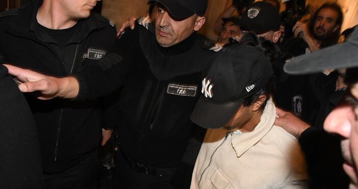 Снимки Гледат мярката на Адриан Антонов, причинил катастрофа с две