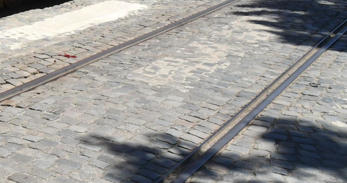 Кола изхвърча на трамвайните релси на Цариградско шосе  Катастрофа е станала