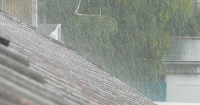 Проливни дъждове в Китай принудиха над  497 000 души да