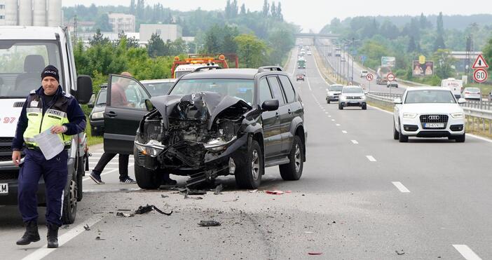 Снимки Необичайно ПТП край Хасково - сблъскаха се джип и