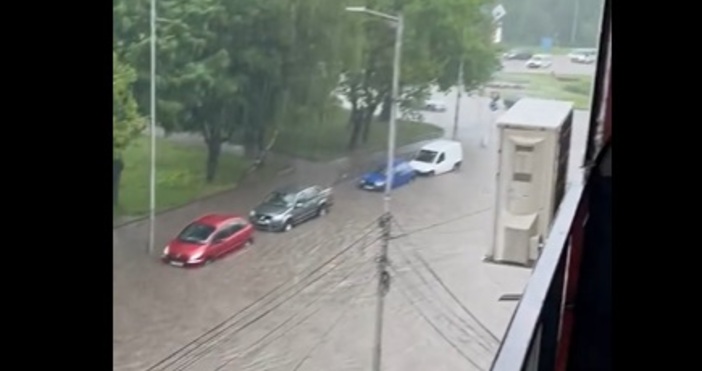 Сбъдна се прогнозата за проливни дъждове в части от България Улици