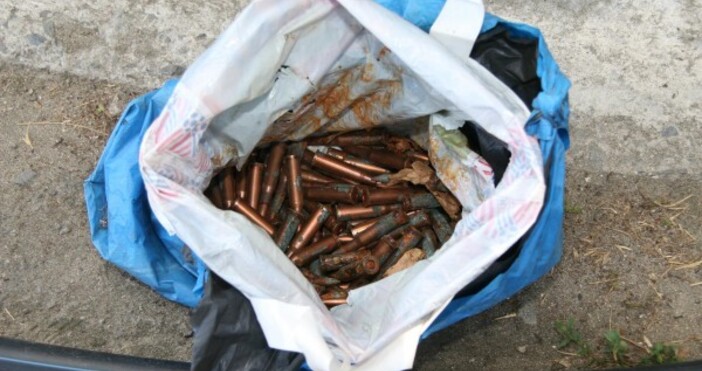 Незаконно оръжие и боеприпаси са иззети от домове в димитровградското