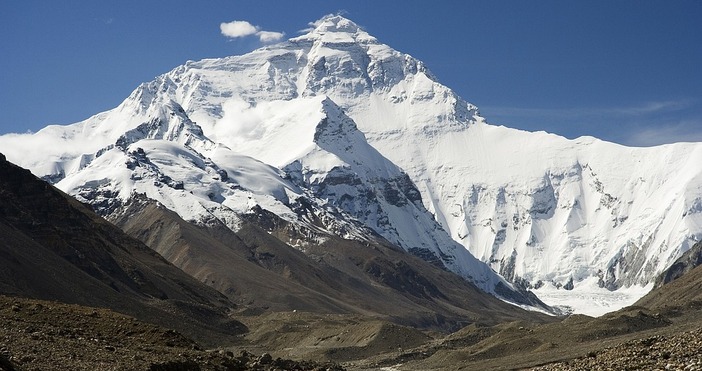 Алпинист загина днес докато изкачва Еверест А 59 годишна индийка