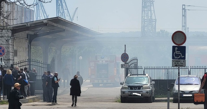 Снимки ЧитателСериозен пожар се е разразил на ЖП гара Варна съобщи