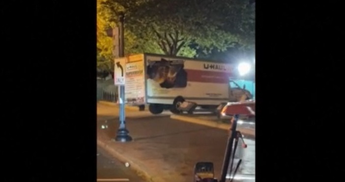 Камион се заби в бариерите за сигурност на площад Лафайет