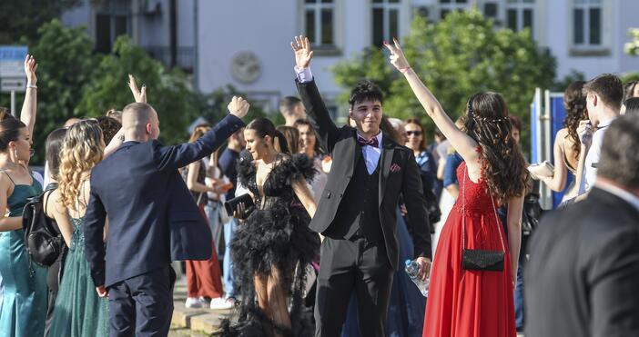 Снимки Абитуриенти се събраха за традиционна фотосесия пред Храм -