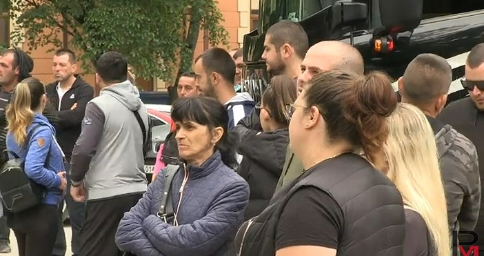 Десетки русенци се събраха пред болницата в Русе да приберат