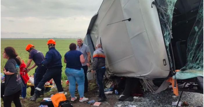 Автобус катастрофира край Бургас има 12 пострадали На място са