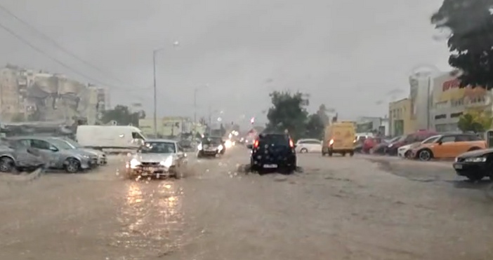 След интензивните валежи във Варна се образуваха локални наводнения.На места