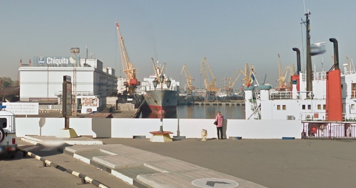 В резултат на удара в пристанищната инфраструктура на Одеса избухна