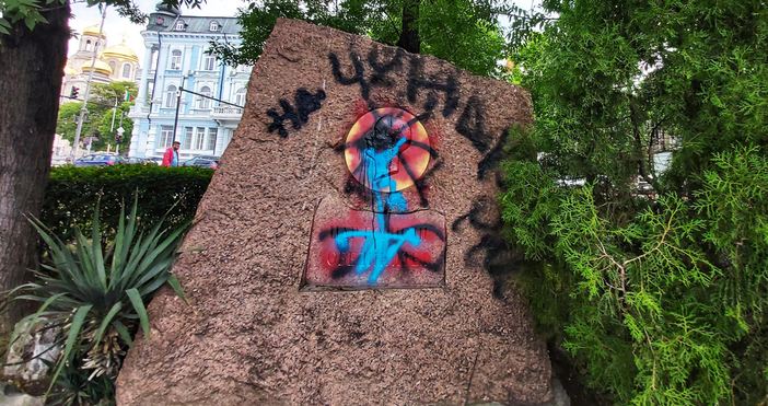 Снимки Нова вандалска проява във Варна Неизвестни поругаха паметника на Борис