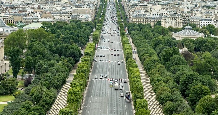 По данни на кметството на Париж около 150 000 души пребивават във