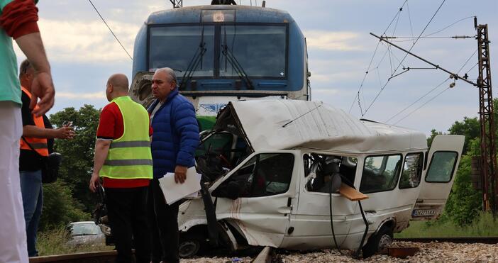 Снимки Пуснаха кадри от катастрофата на жп прелеза край Гривица: Двама
