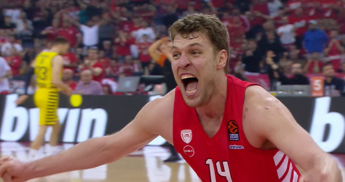 Стопкадър euroleaguebasketball netБългаринът Александър Везенков и тимът на Олимпиакос се наложиха над